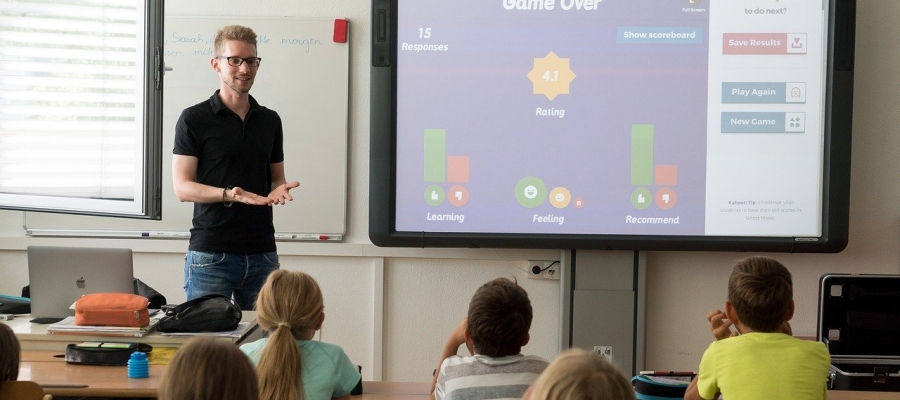 Multimedialna szkoła – tablice i monitory interaktywne